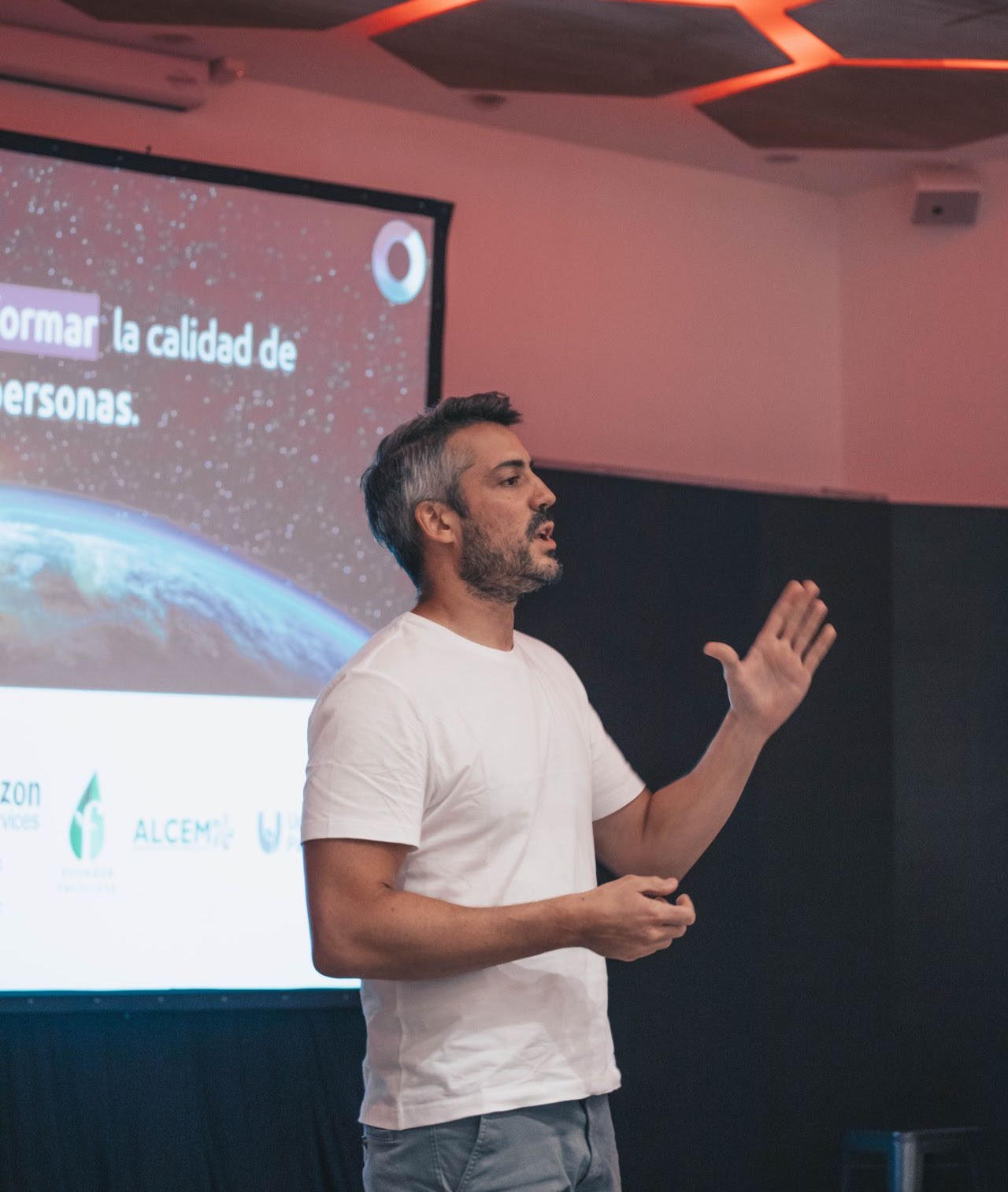 hombre dando una conferencia